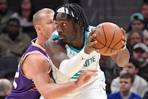 Hornets vs Suns Prediction, Picks, and Odds for Tonight’s NBA Game