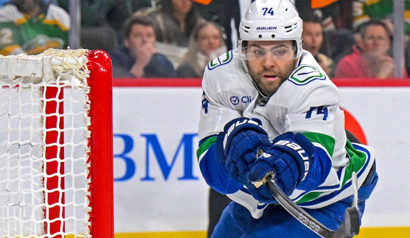 Golden Knights vs Canucks Prediction, Picks & Odds for Tonight’s NHL Game