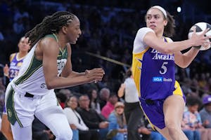 Sparks vs Storm Predictions, Picks & Odds for Tonight’s WNBA Game