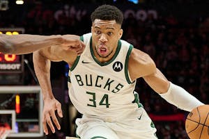Spurs vs Bucks Prediction, Picks, and Odds for Tonight’s NBA Game