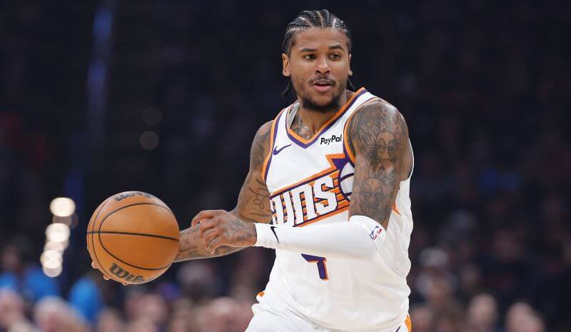  Phoenix Suns guard Jalen Green (4) dribbles down the court.