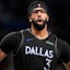 El delantero de los Dallas Mavericks, Anthony Davis (3), mira durante la segunda mitad.
