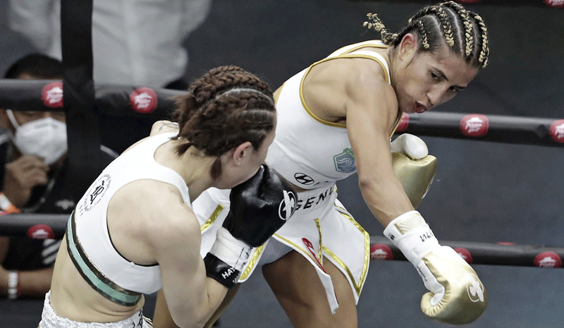 The Costa Rican boxer Yokasta Valle (R) faces the Japanese Sana Hazuki (L) during a fight.