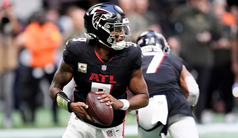 Atlanta Falcons quarterback Michael Penix Jr. (9) looks for an open receiver.