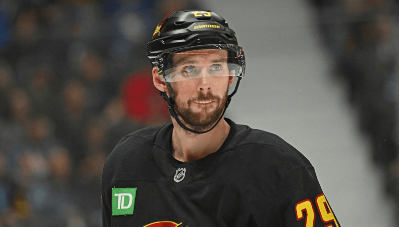 Canucks vs Golden Knights Prediction, Picks & Odds for Tonight’s NHL Game