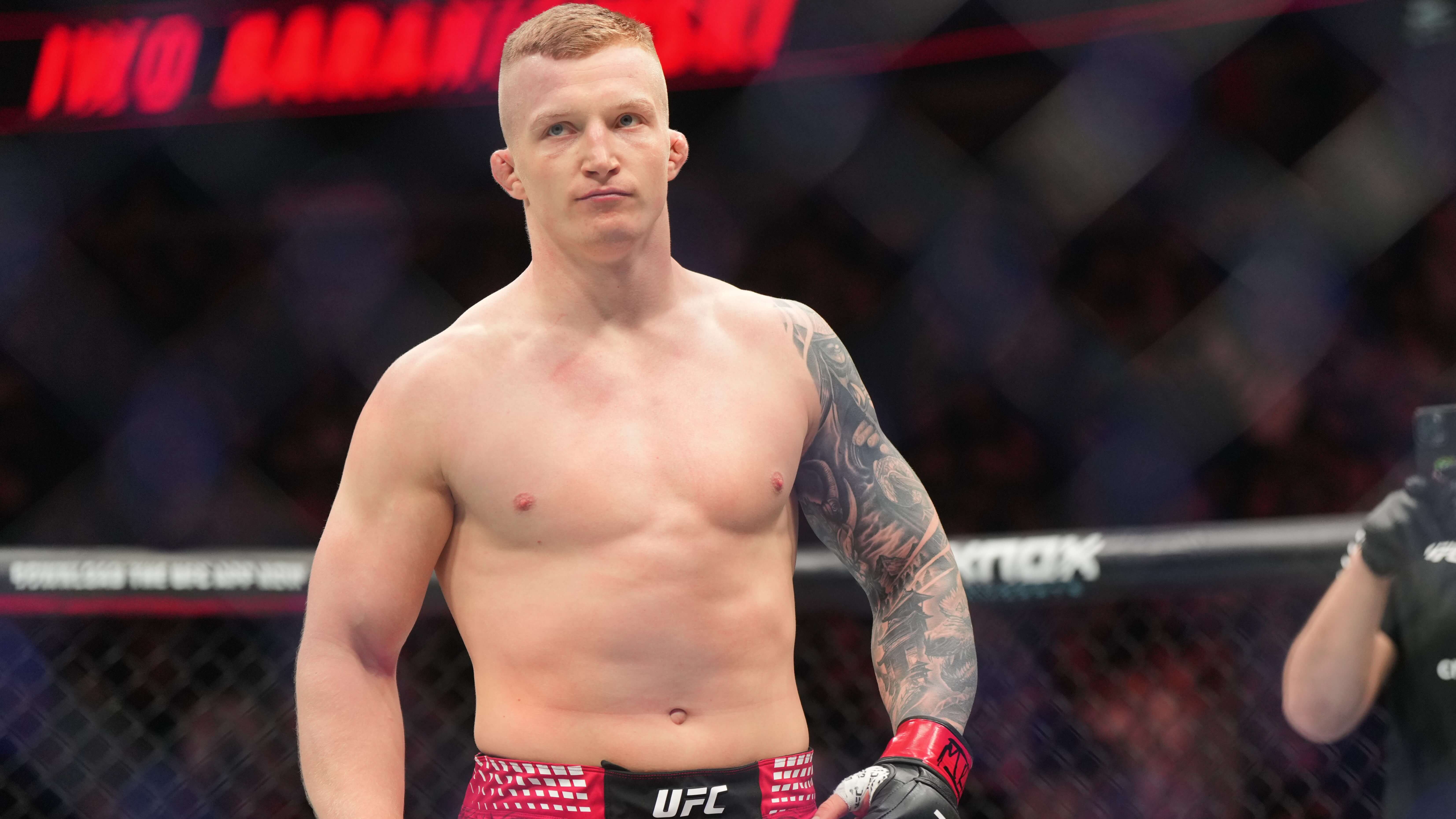 How To Bet - Alonzo Menifield vs Iwo Baraniewski Predictions, Picks & Odds for UFC 331 in Los Angeles 