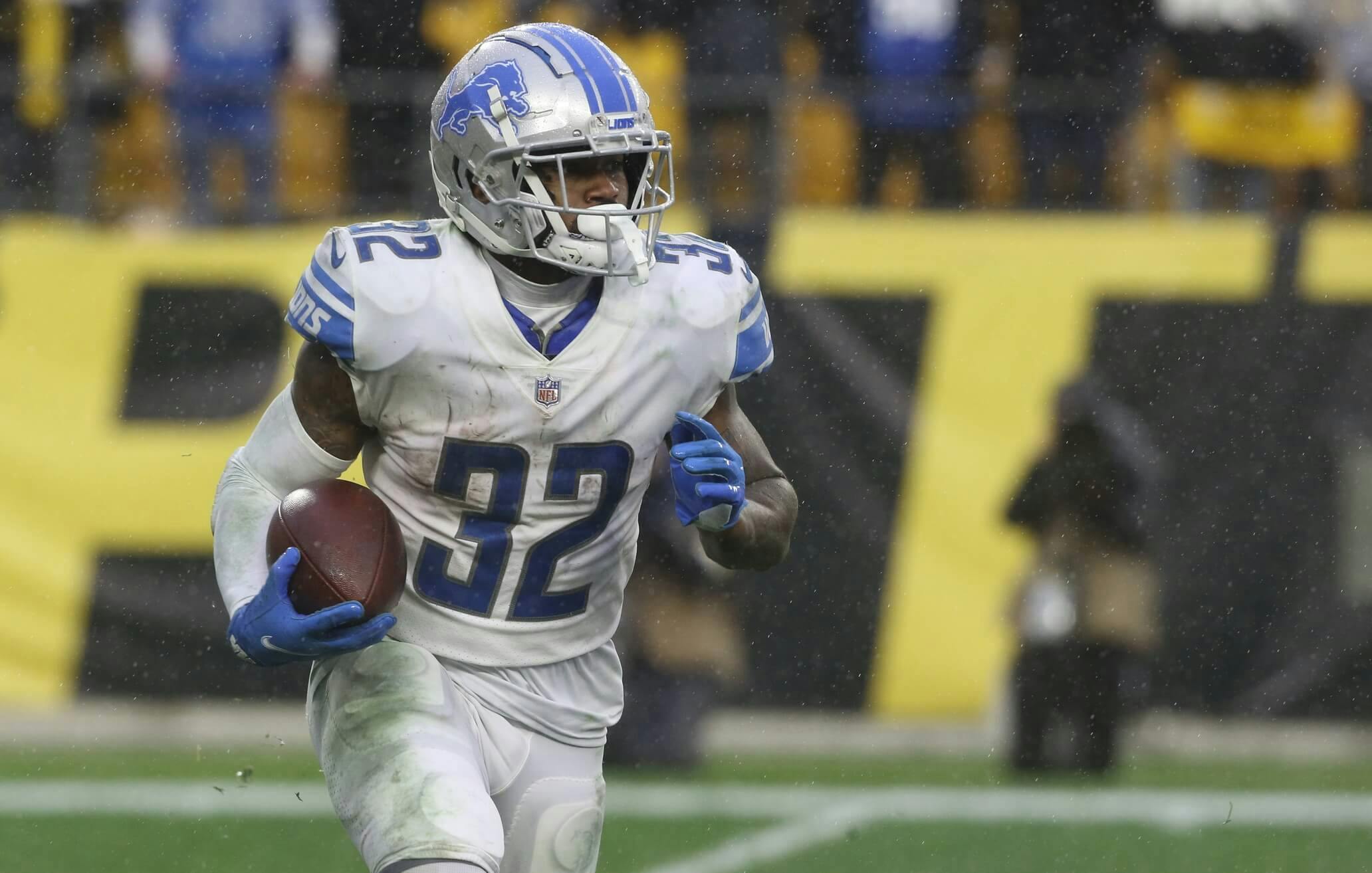 Detroit Lions running back D'Andre Swift (32) carries the ball against the Pittsburgh Steelers during the fourth quarter at Heinz Field.