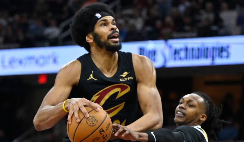Cleveland Cavaliers center Jarrett Allen (31) drives to the basket.