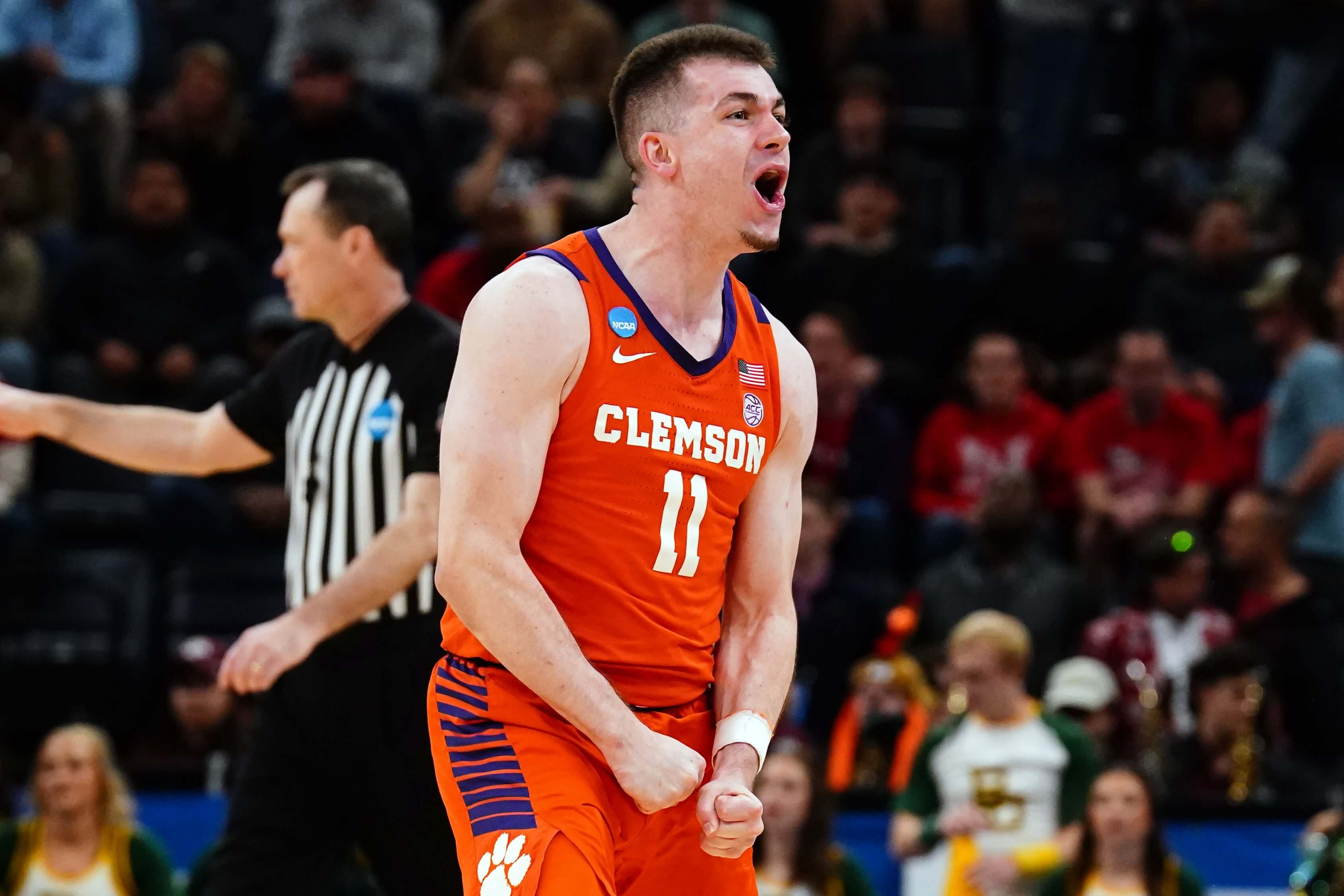 Clemson vs Arizona Predictions, Picks, and Odds for March Madness Sweet 16 Matchup