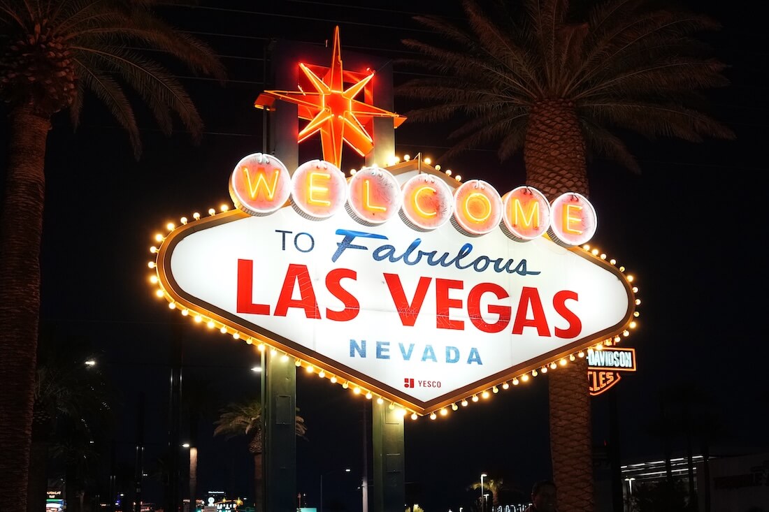 How To Bet - The Best Super Bowl Party in Las Vegas: High Rollers, Wood-Fired Pies and Desert Sips