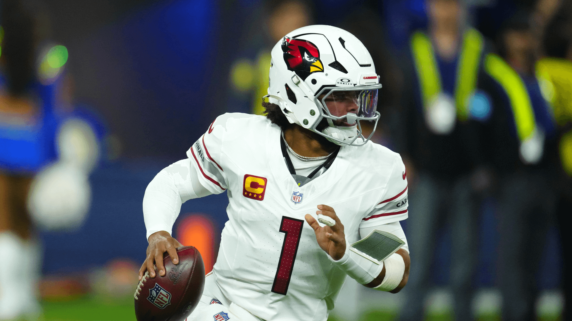 Arizona Cardinals quarterback Kyler Murray (1) looks to throw the ball against the Los Angeles Rams.