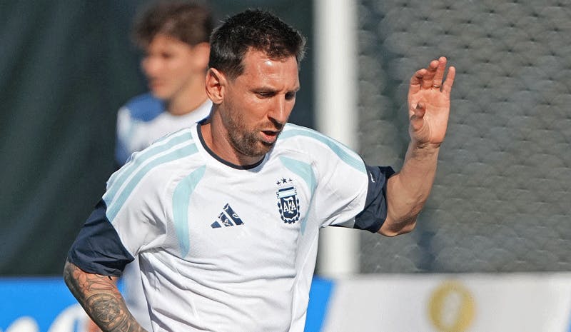 Argentina vs Algeria Predictions, Picks & Odds for Today's World Cup Match