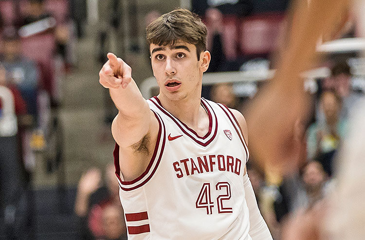 Stanford Cardinal star Maxime Raynaud in NCAAB action.