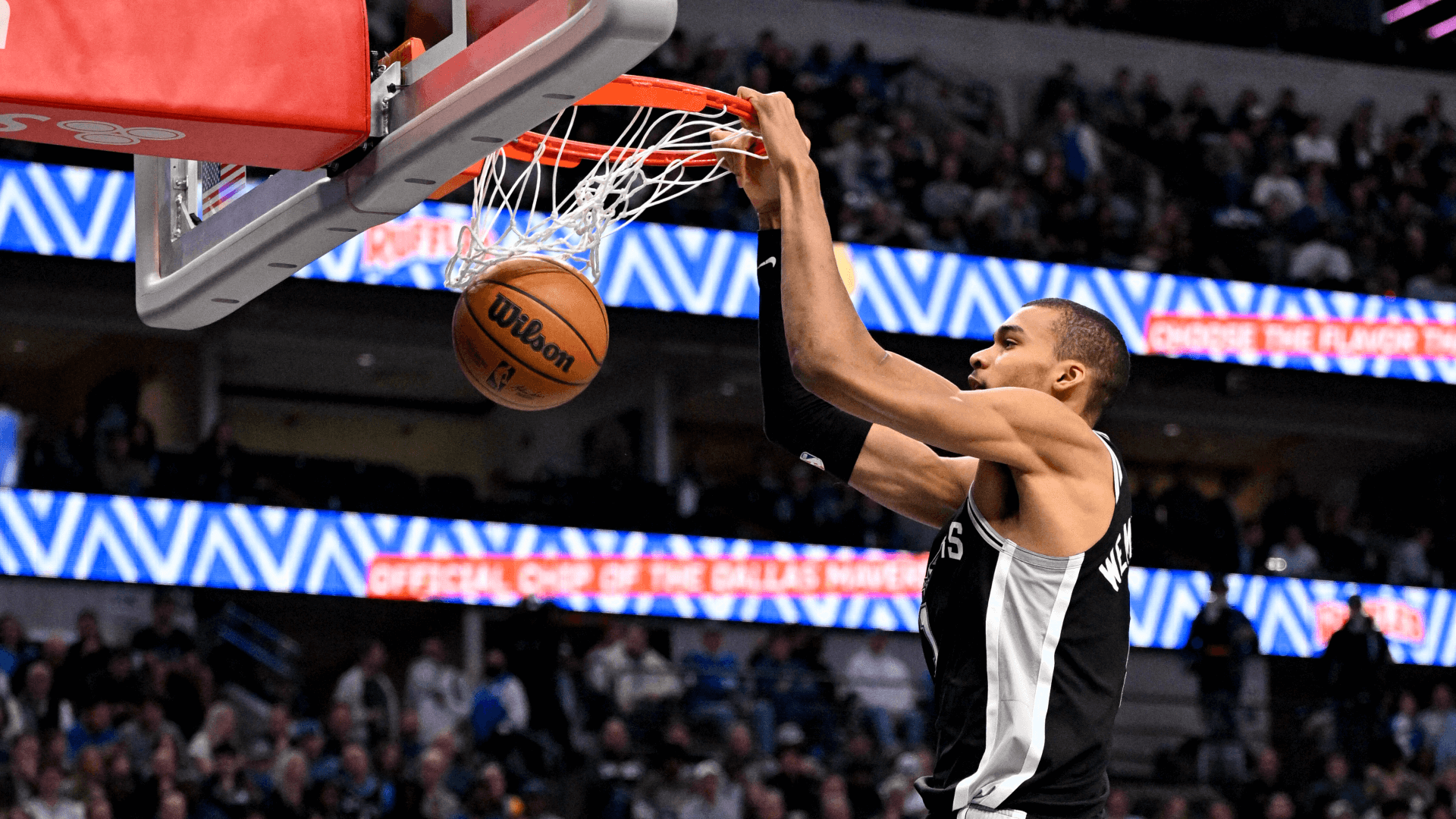 San Antonio Spurs forward Victor Wembanyama (1) dunks the ball during the second half against the San Antonio Spurs at the American Airlines Center.