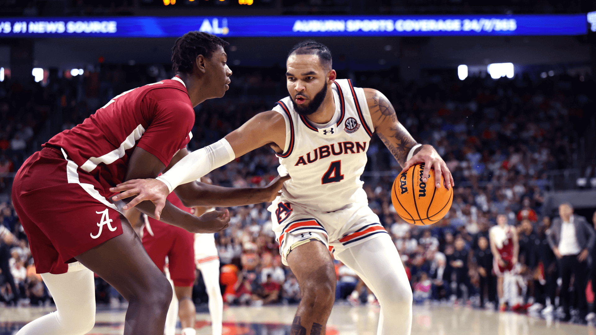 Tigers forward Johni Broome (4) moves to the basket as Alabama Crimson Tide forward Aiden Sherrell (22) defends.