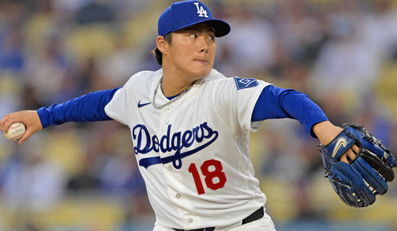 Yoshinobu Yamamoto (18) throws a pitch against the New York Mets.