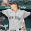 Max Fried (54) lanza al plato durante la primera entrada contra los Texas Rangers.