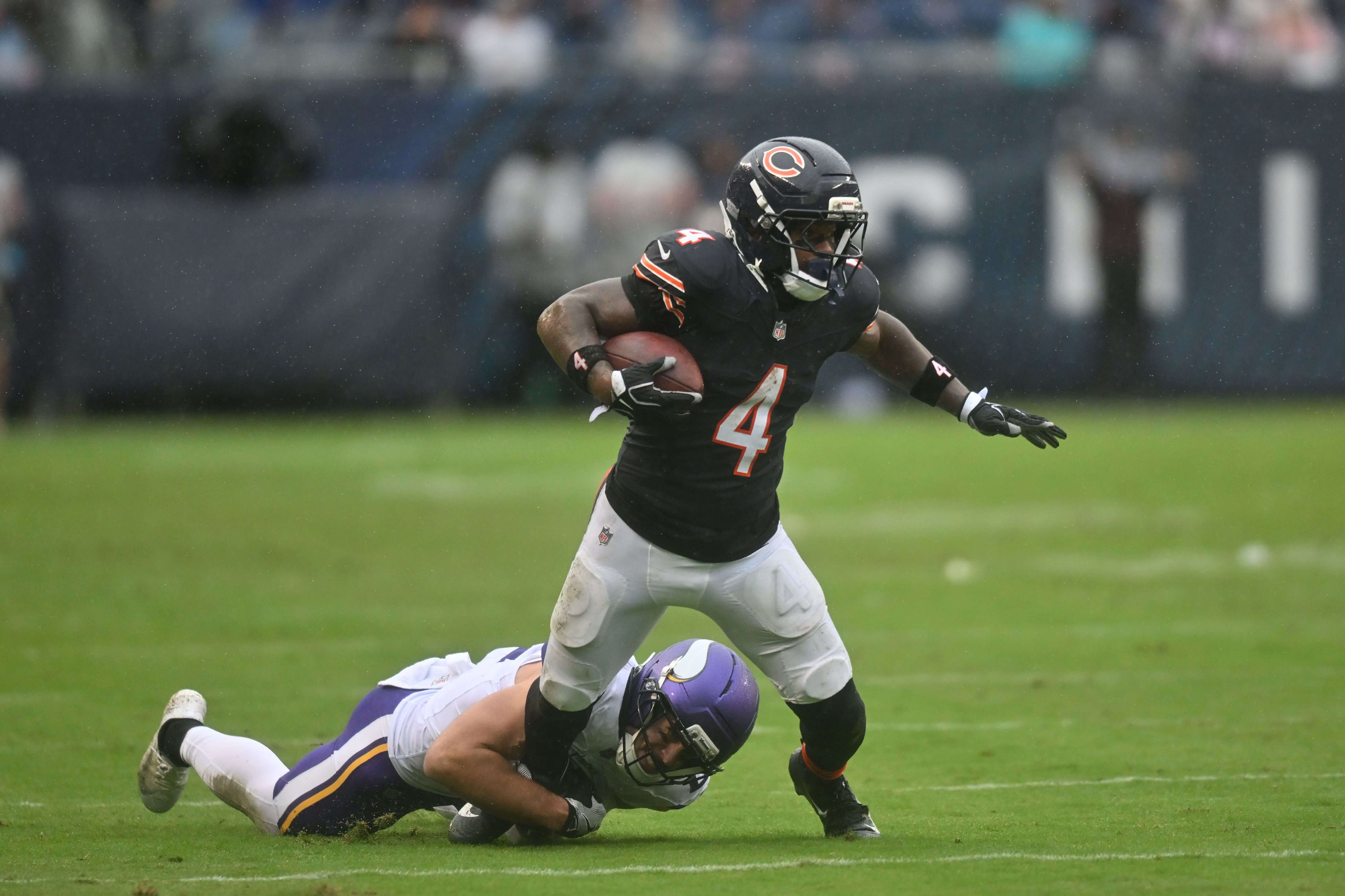 Eagles vs Bears AI predictions MNF, Chicago Bears running back D'Andre Swift (4) runs the ball.