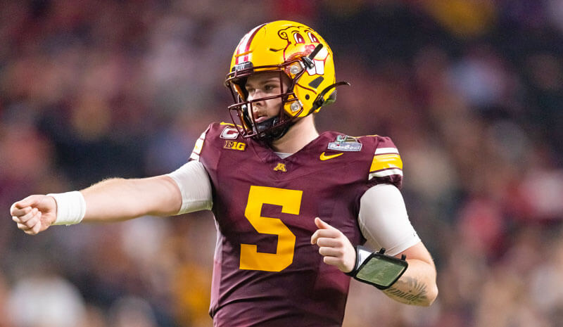 Minnesota Golden Gophers quarterback Drake Lindsey (5).