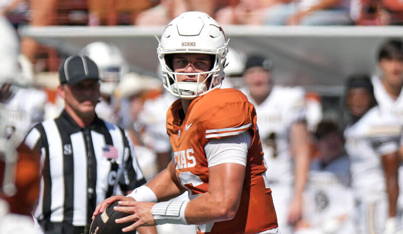 Texas Longhorns quarterback Arch Manning (16).