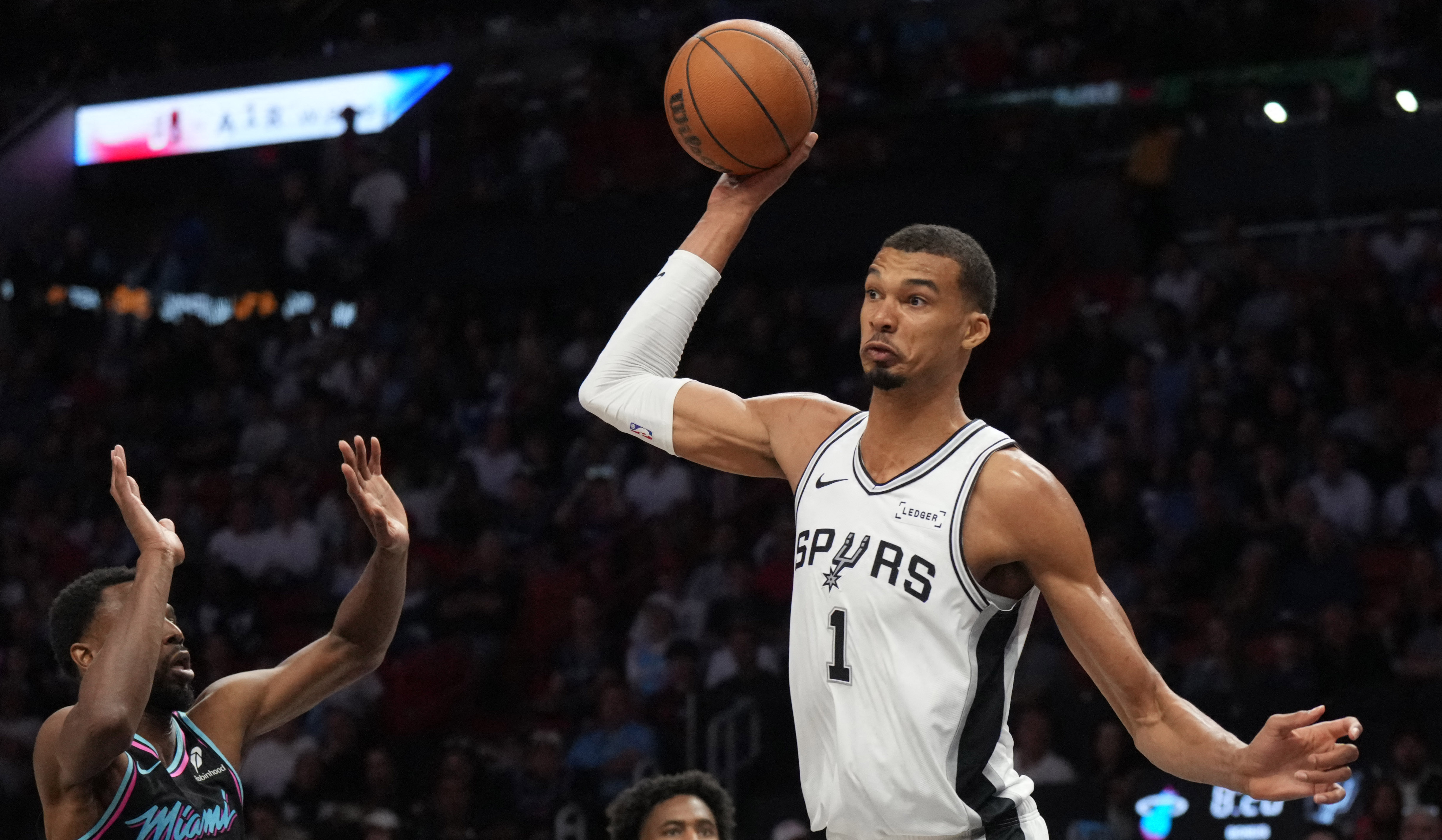 Spurs vs Bucks Prediction, Picks & Odds for Tonight’s NBA Game
