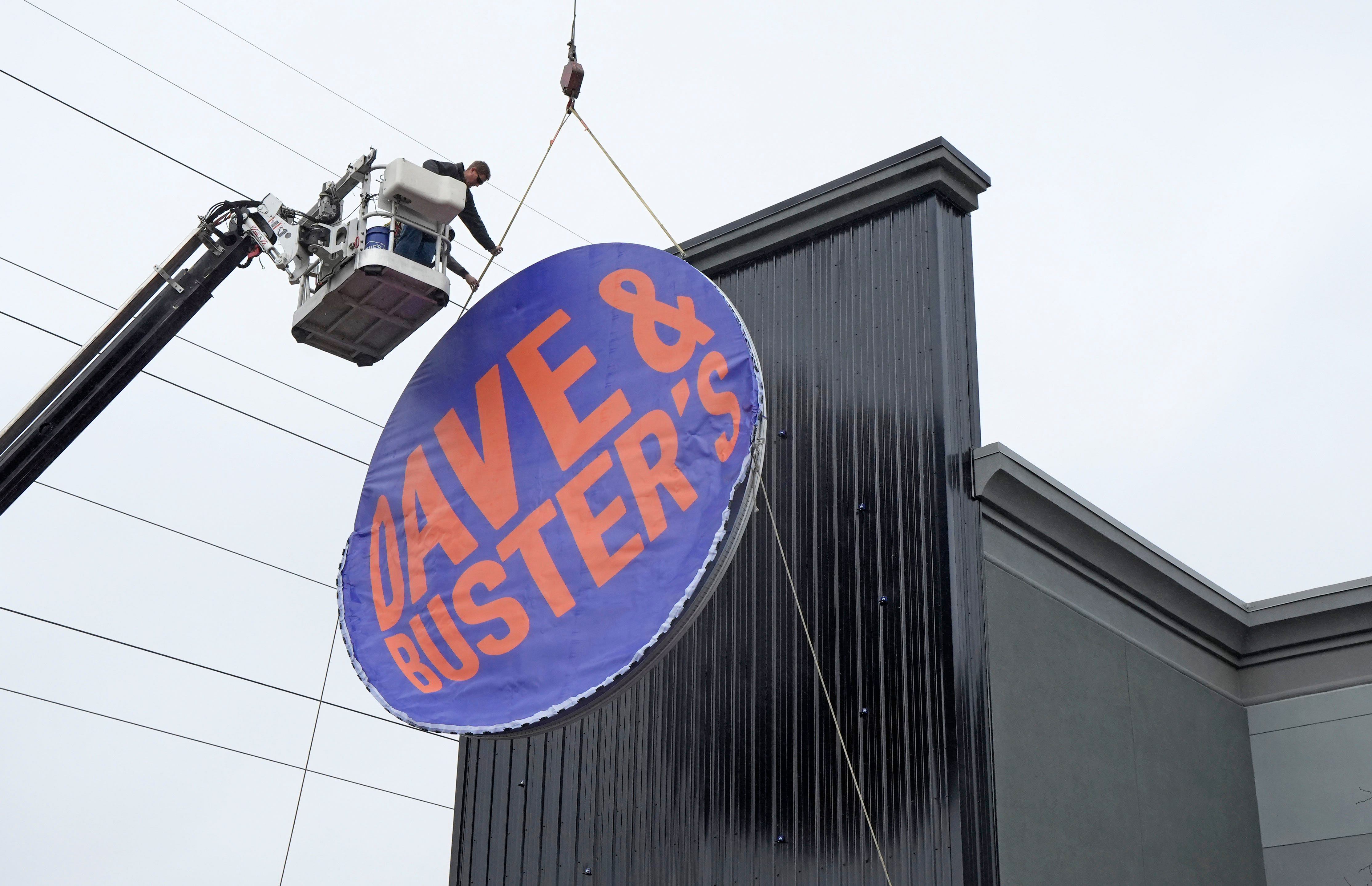 Illinois Committee Advances Anti-Dave & Buster’s Betting Bill