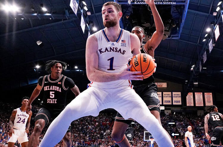 Kansas Jayhawks center Hunter Dickinson looks to score against Oklahoma in NCAAB action.