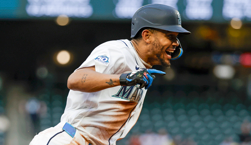 ulio Rodríguez (44) advances home to score a run.