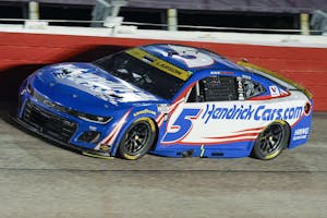 NASCAR Bass Pro Shops Night Race Predictions, Odds & Race Preview — Bristol Motor Speedway