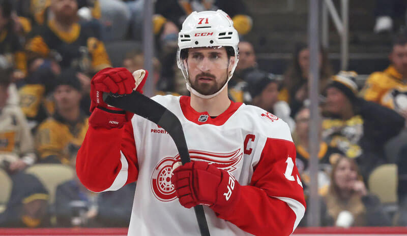 Detroit Red Wings center Dylan Larkin (71).