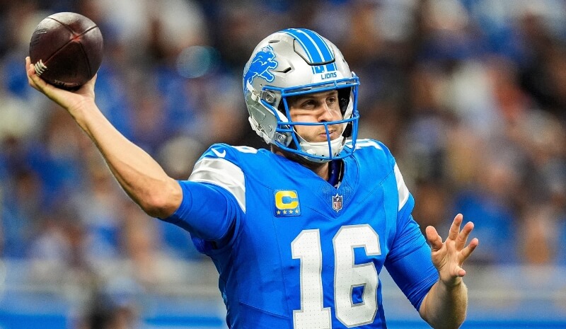 Detroit Lions quarterback Jared Goff (16) makes a pass.