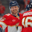El centro Florida Panthers Sam Reinhart (13) celebra después de anotar contra los New York Rangers durante el segundo período en Amerant Bank Arena.