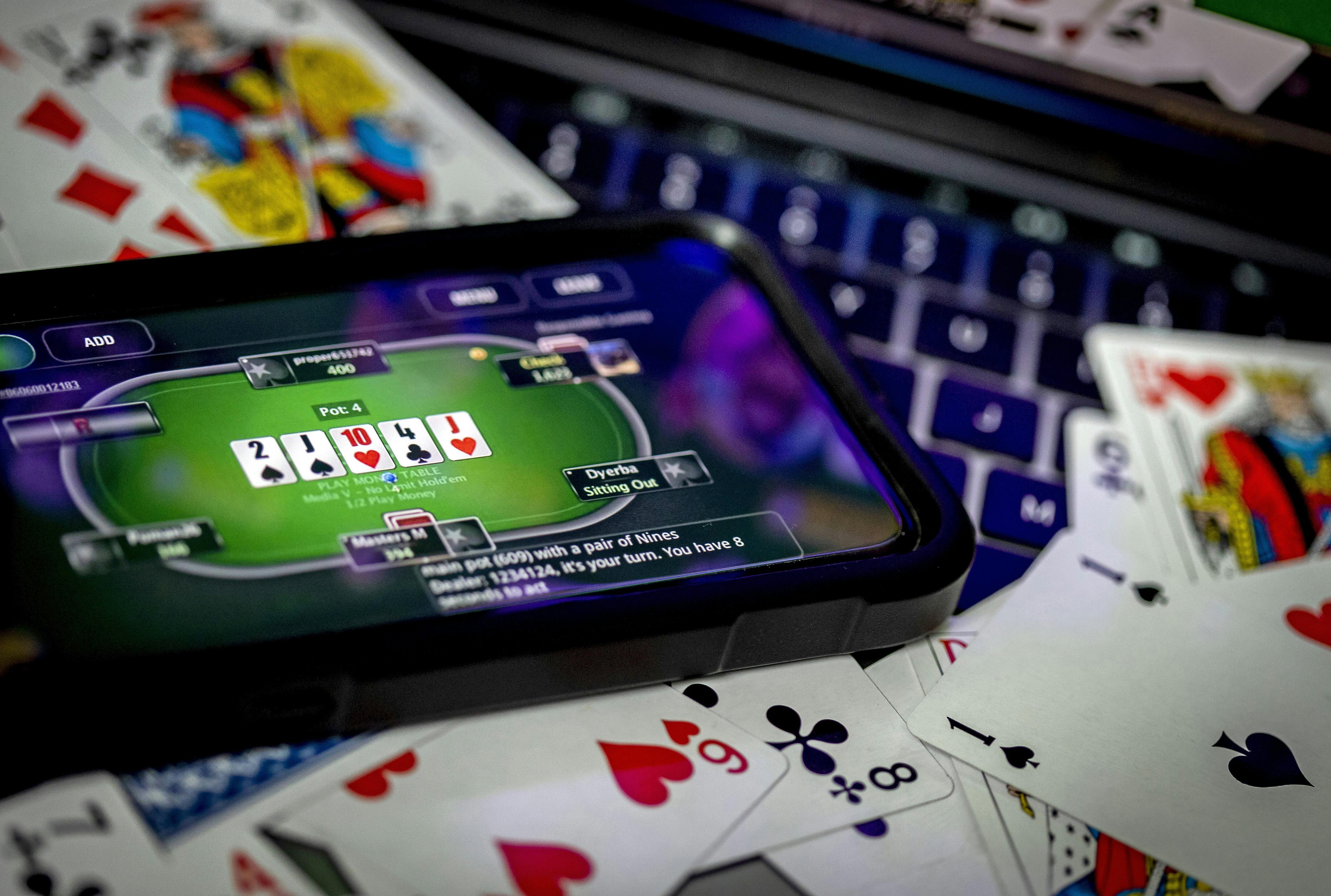 Poker being played on smartphone