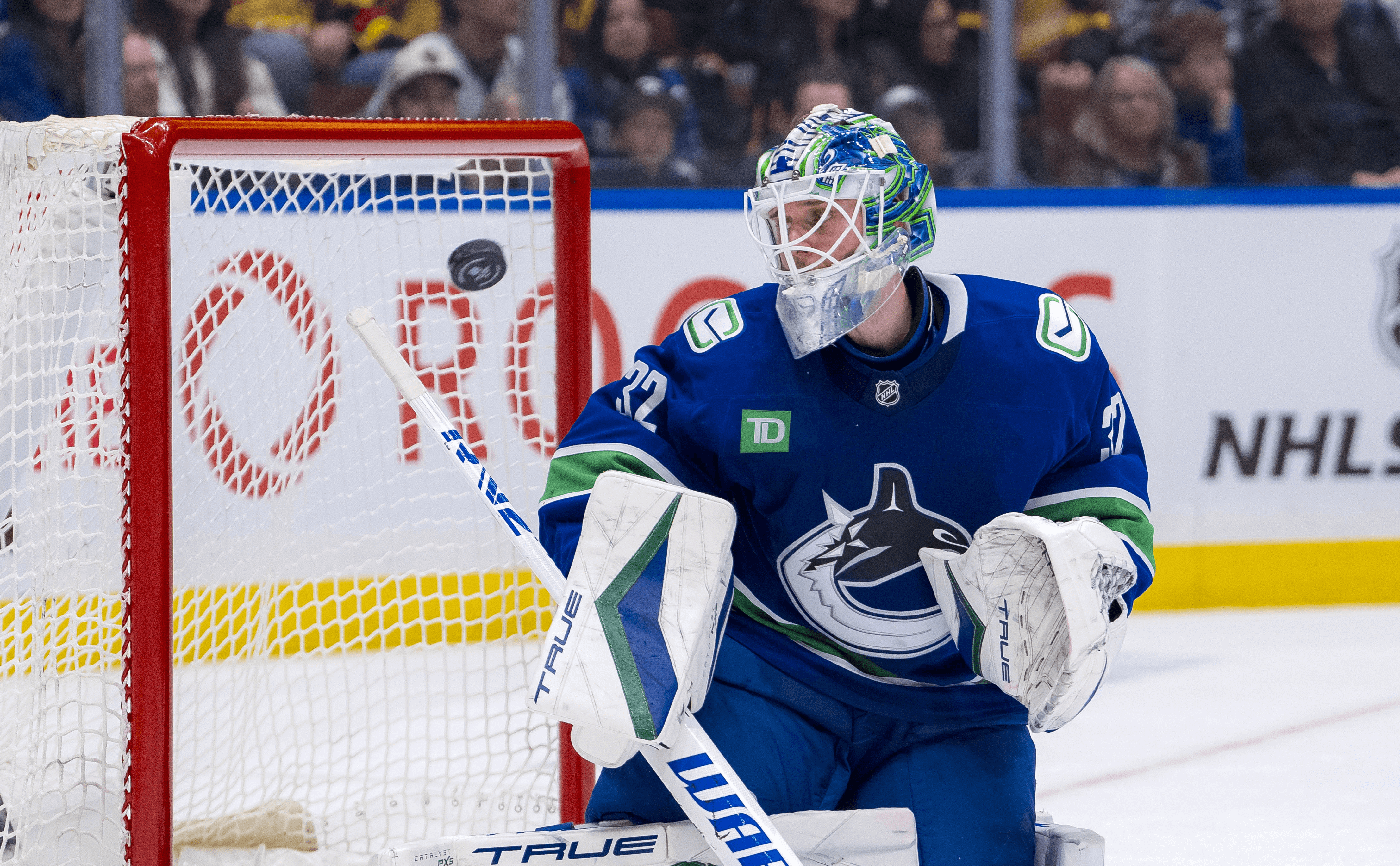 Canucks vs Golden Knights Prediction, Picks & Odds for Tonight’s NHL Game