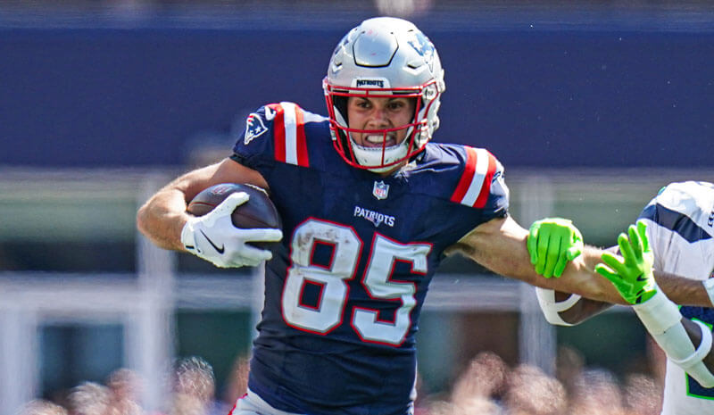 Patriots vs Jets Picks & Predictions for TNF: Henry Provides Reliable Option as Safety Blanket 