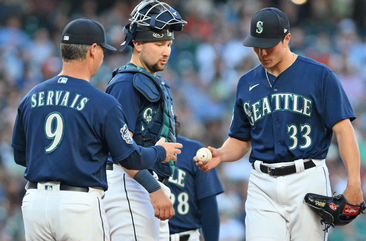 Master re-signs with Mariners