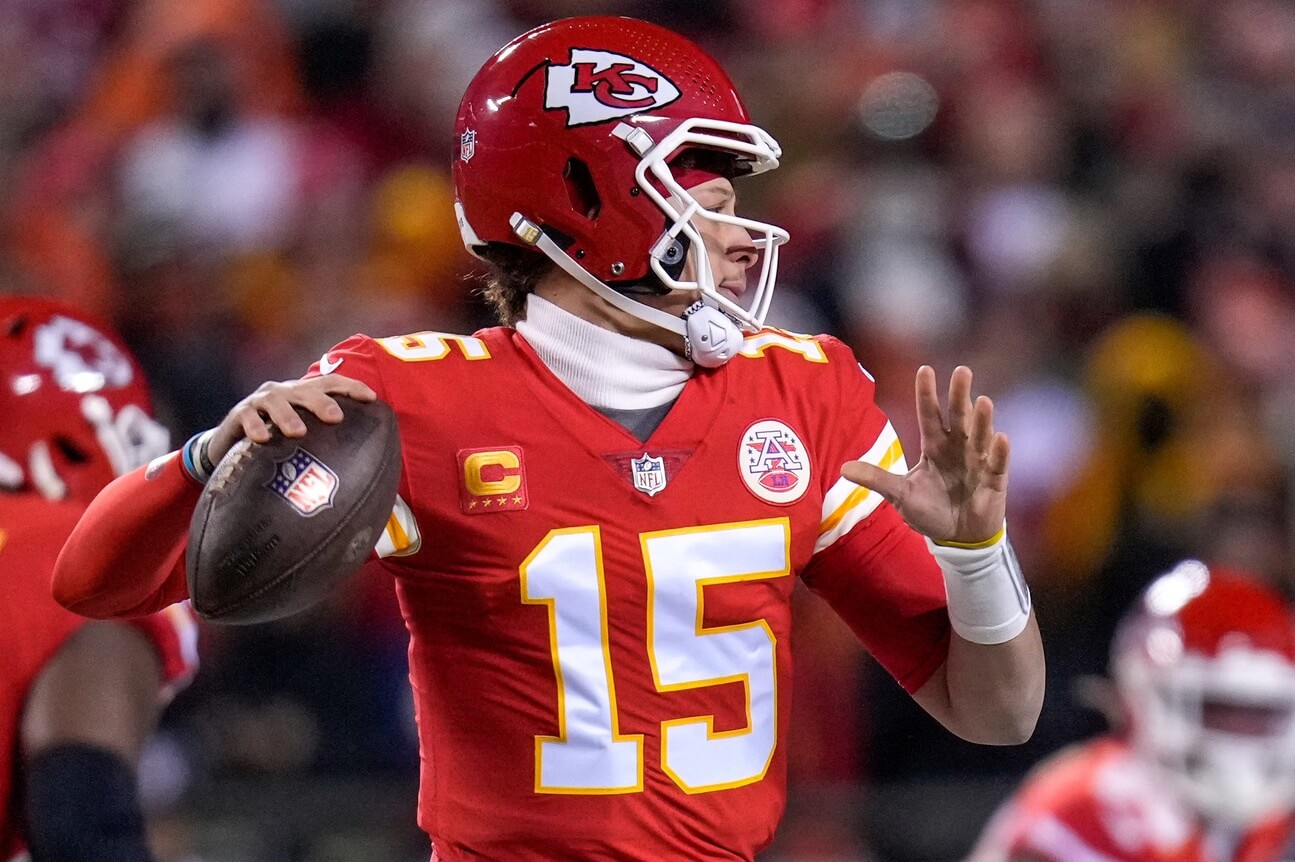 Chiefs quarterback Patrick Mahomes throws on the run in the first quarter. (Syndication The Enquirer)