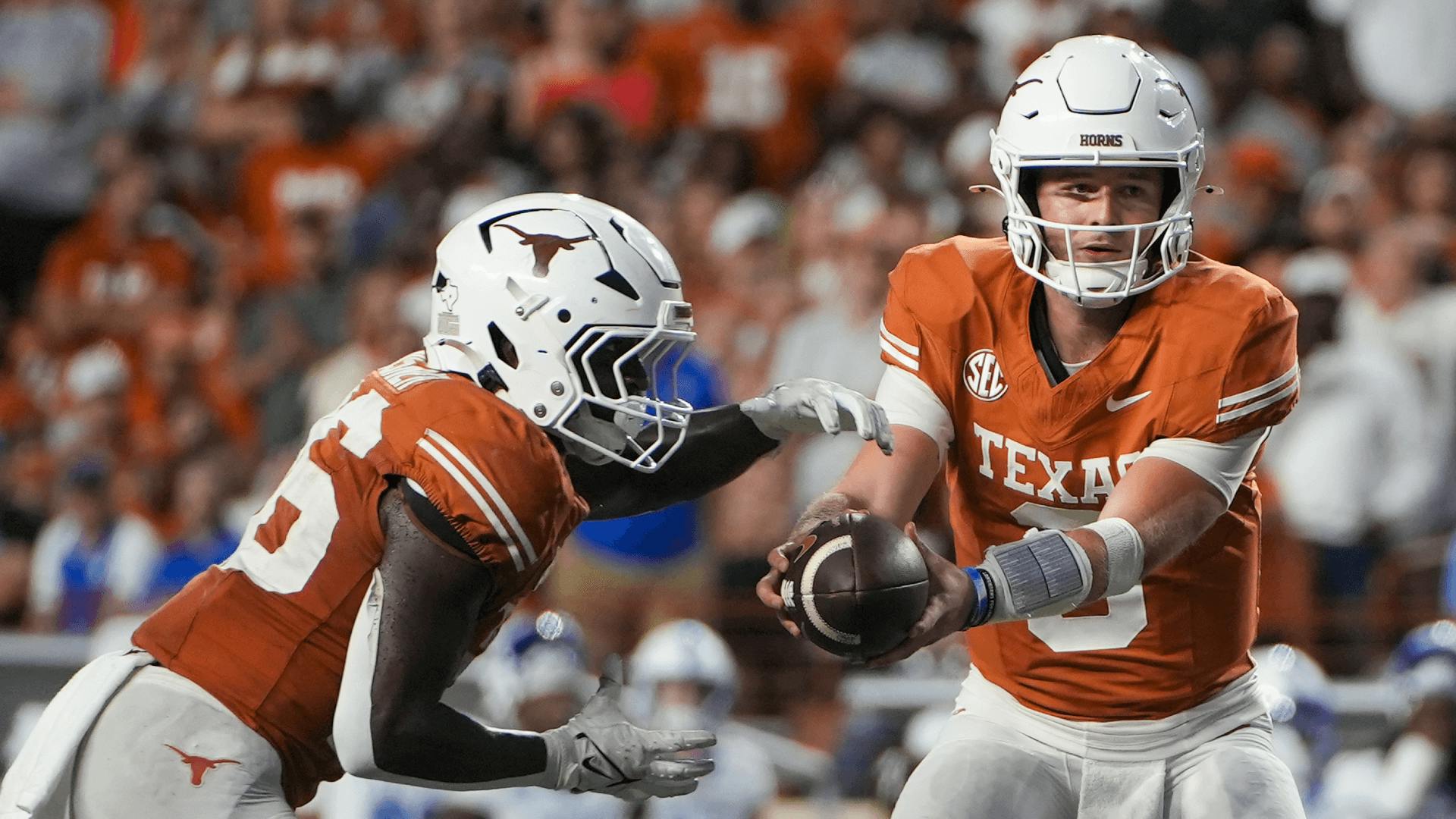 Texas Longhorns quarterback Quinn Ewers (3) hands the ball off to running back Quintrevion Wisner (26).