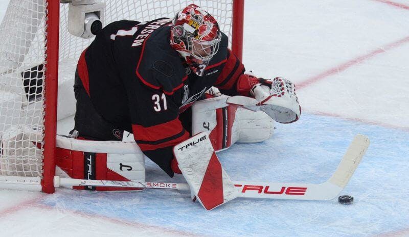 Golden Knights vs Hurricanes Prediction, Picks & Odds for Tonight's Stanley Cup Final Game 2