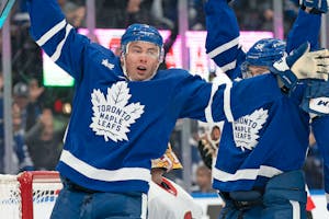 Coyotes vs Maple Leafs Picks and Predictions: Slow Start, Big Finish in Toronto