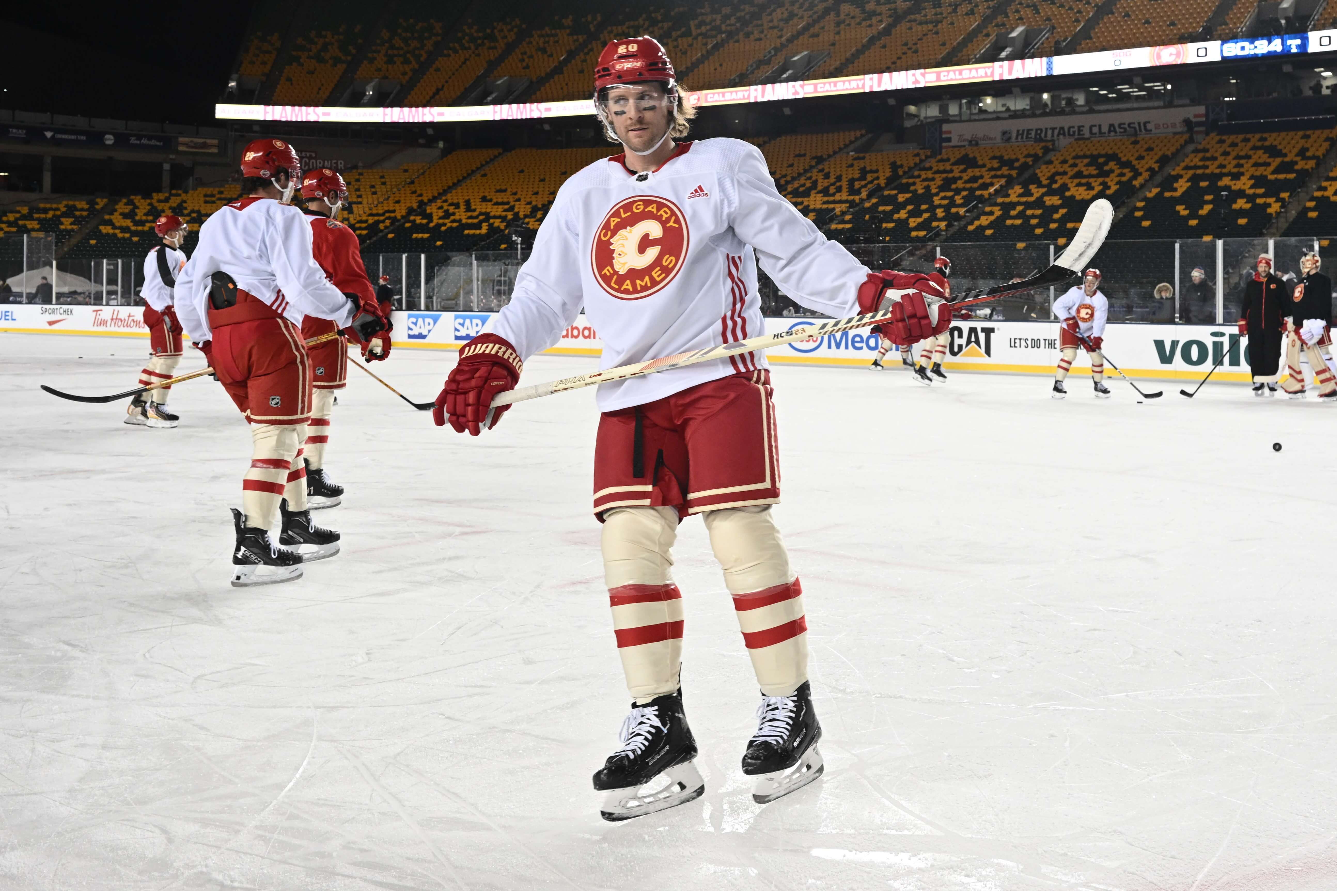 Oilers defeat Flames outdoors in NHL Heritage Classic