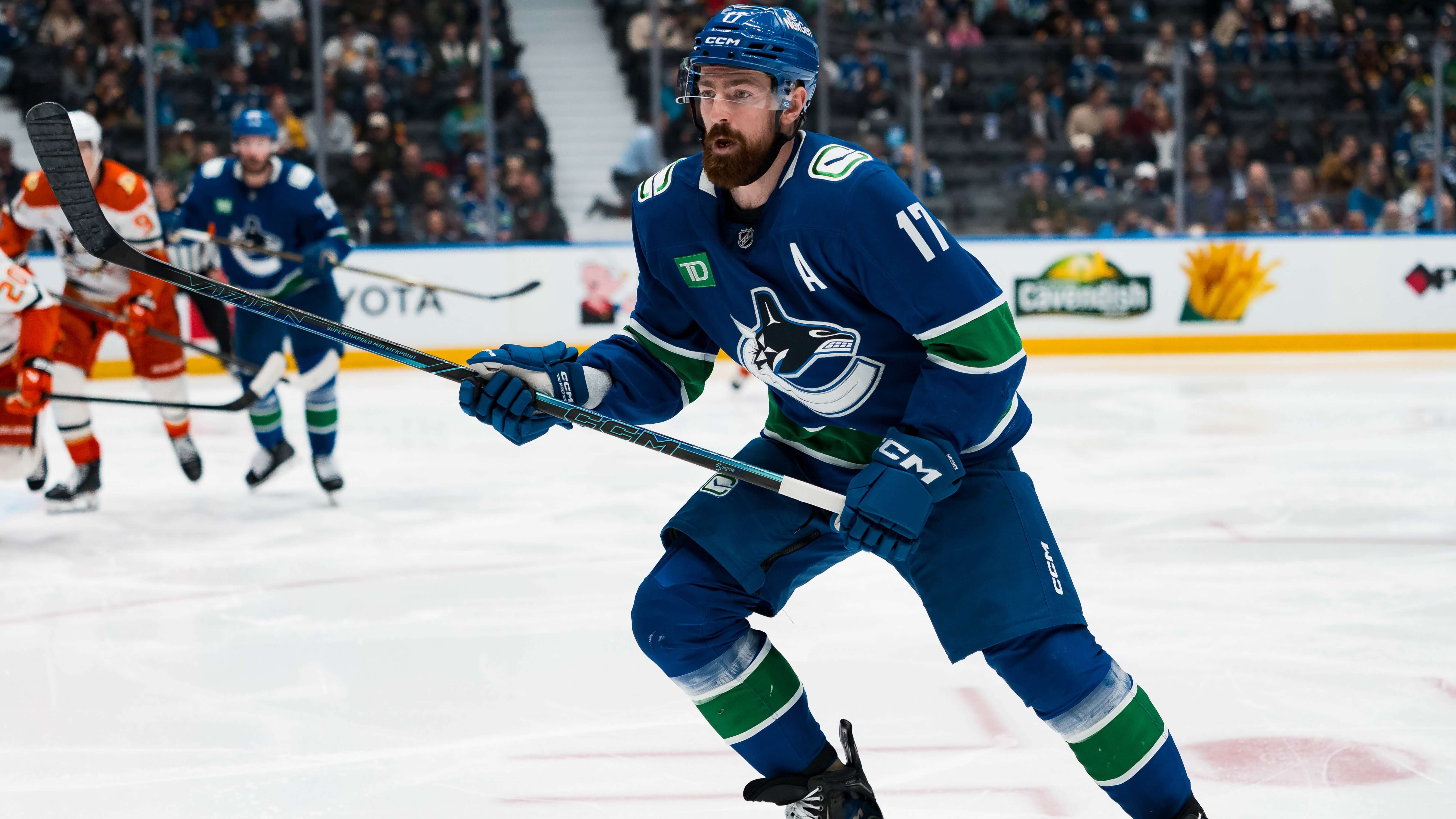 Kings vs Canucks Prediction, Picks & Odds for Tonight’s NHL Game