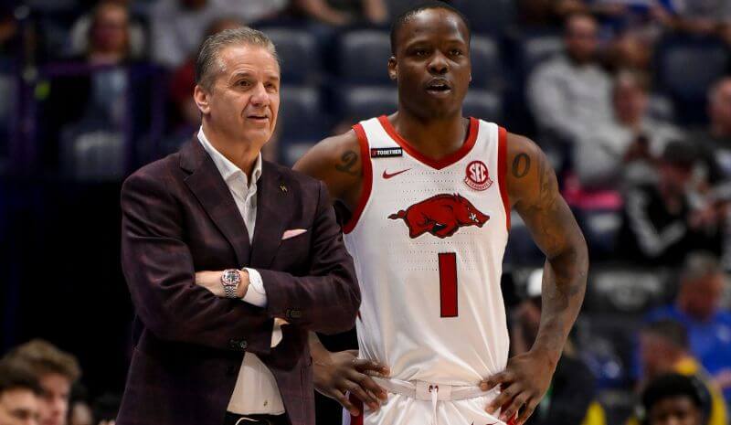 Arkansas Razorbacks head coach John Calipari talks with guard Johnell Davis (1).