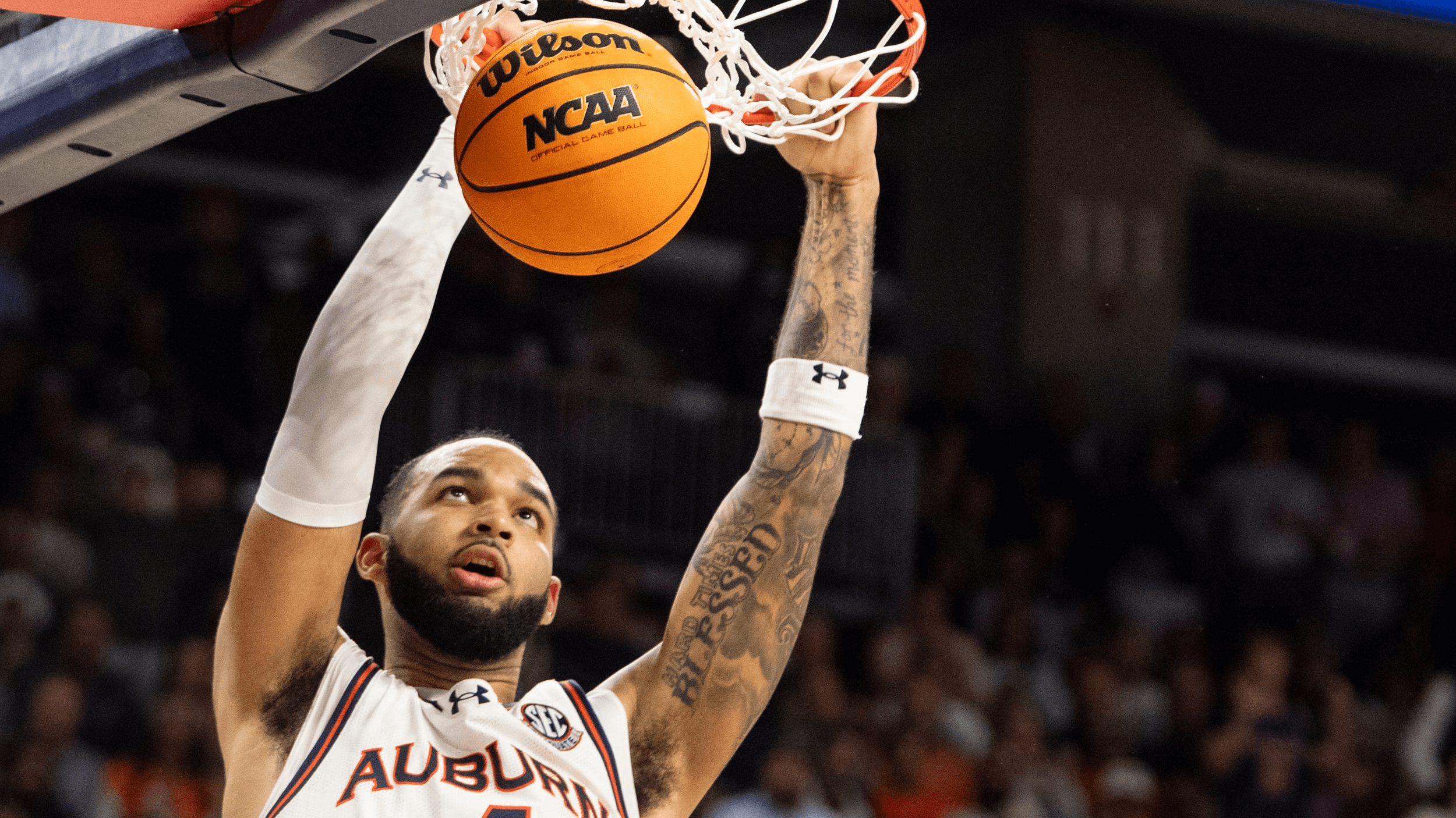 Auburn Tigers forward Johni Broome (4) dunks the ball as the Tigers take on the Alabama Crimson Tide.