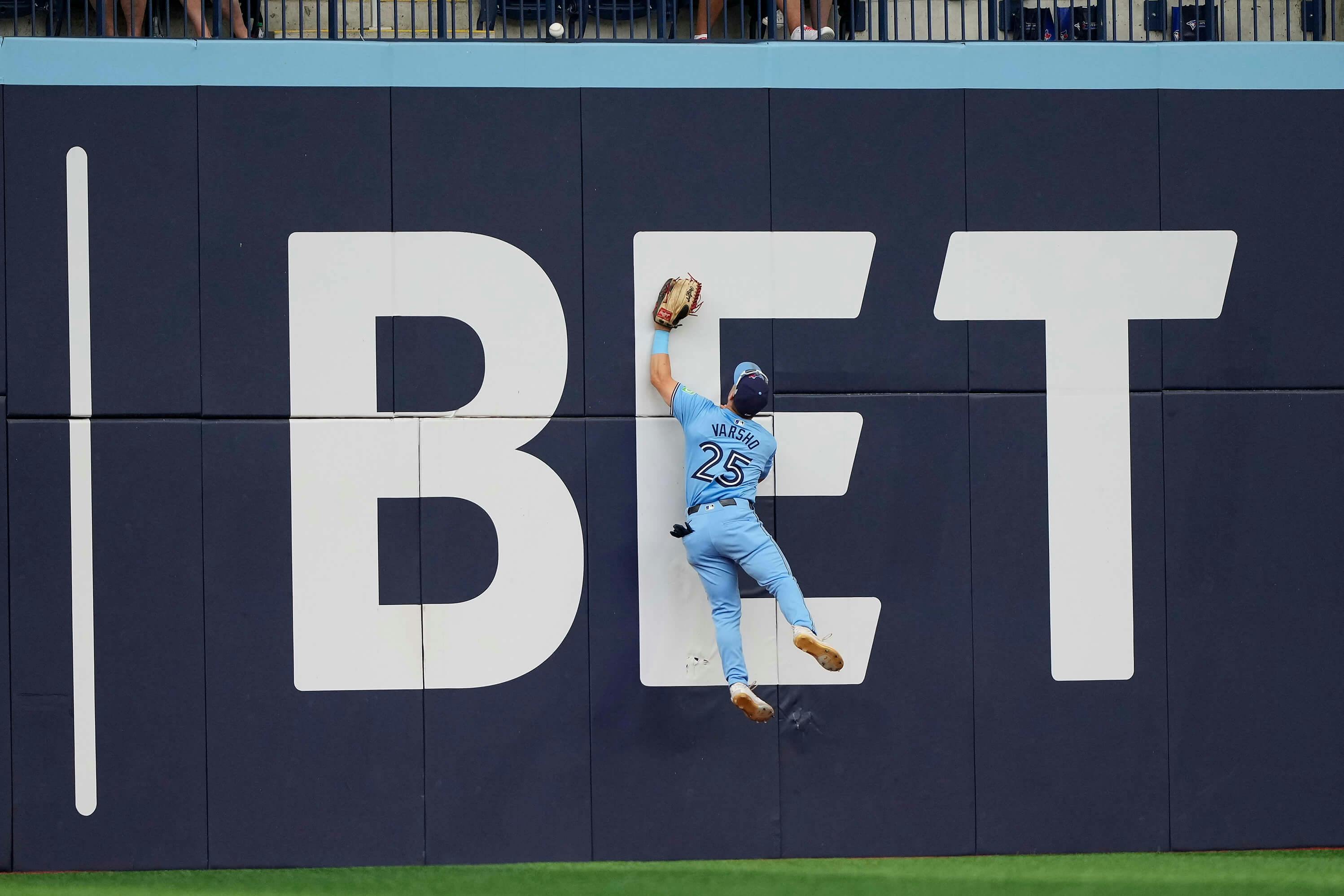 Canadian Lawmakers Poised to Crack Down on Sports Betting Ads