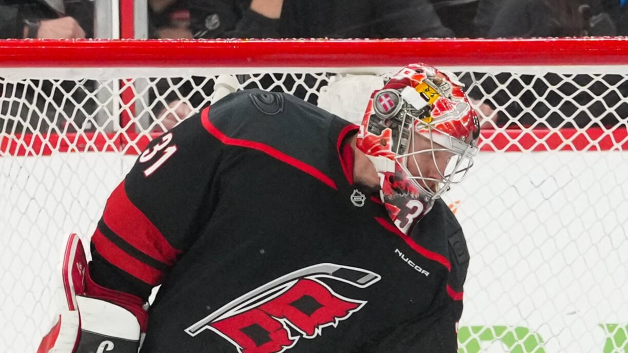 Senators vs Hurricanes Prediction, Picks & Odds for NHL Playoffs Game 2