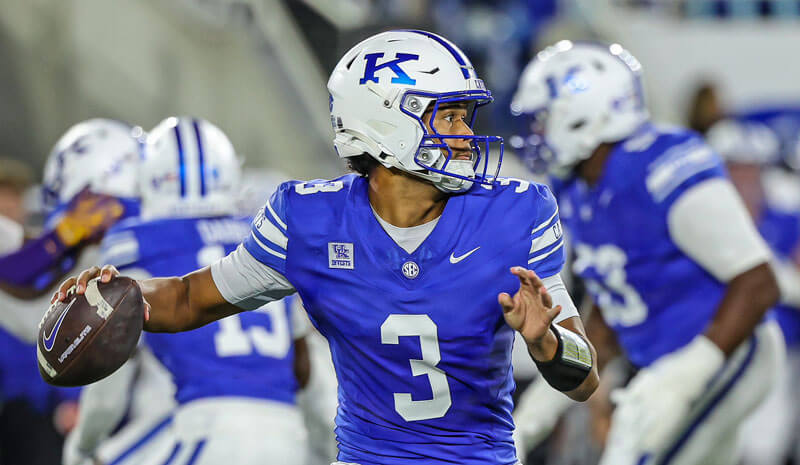 Kentucky QB Kenny Minchey (3) looks for an open receiver.