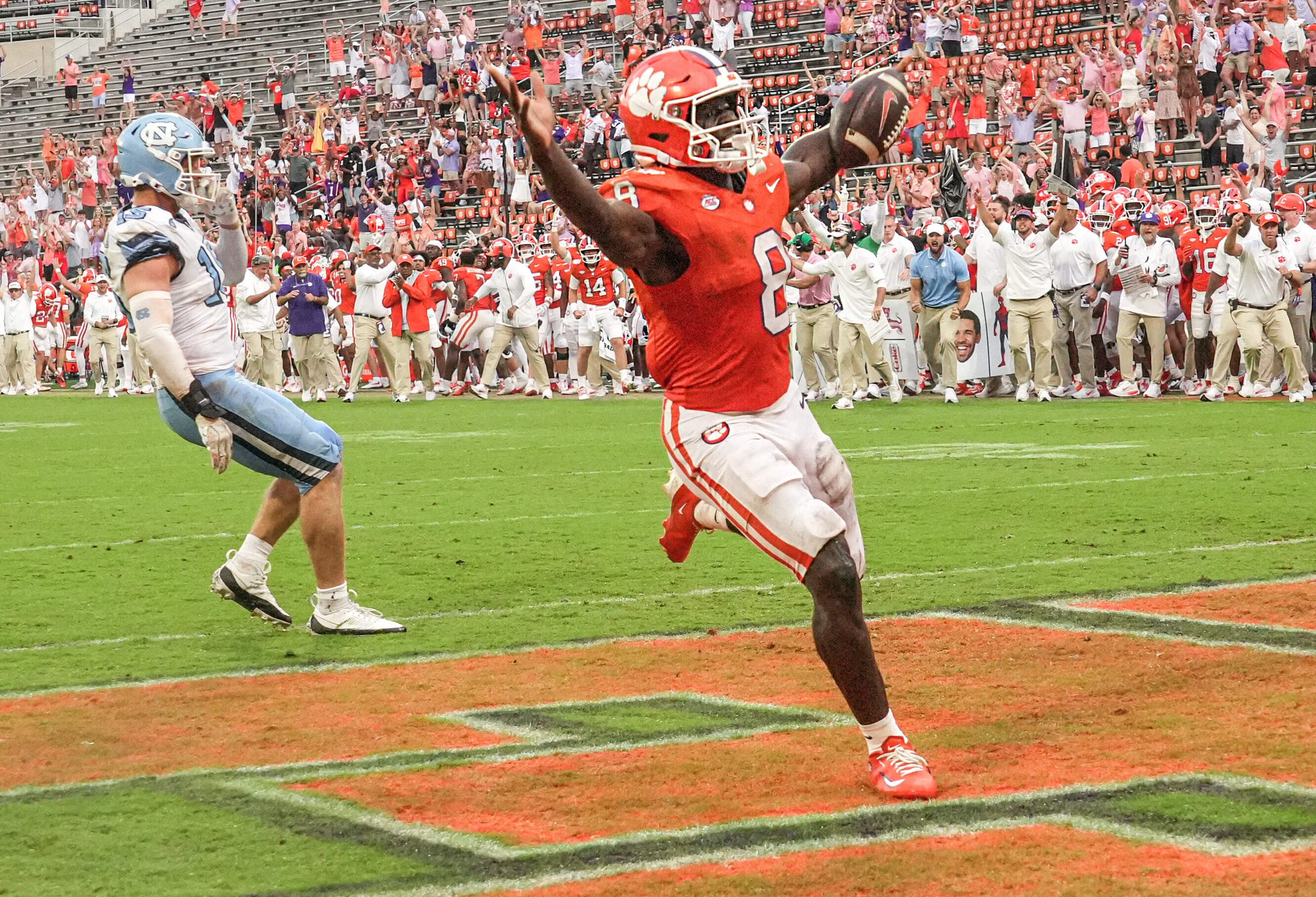 Miami vs Clemson weather report, Clemson running back Gideon Davidson (8) runs for a touchdown at Memorial Stadium.