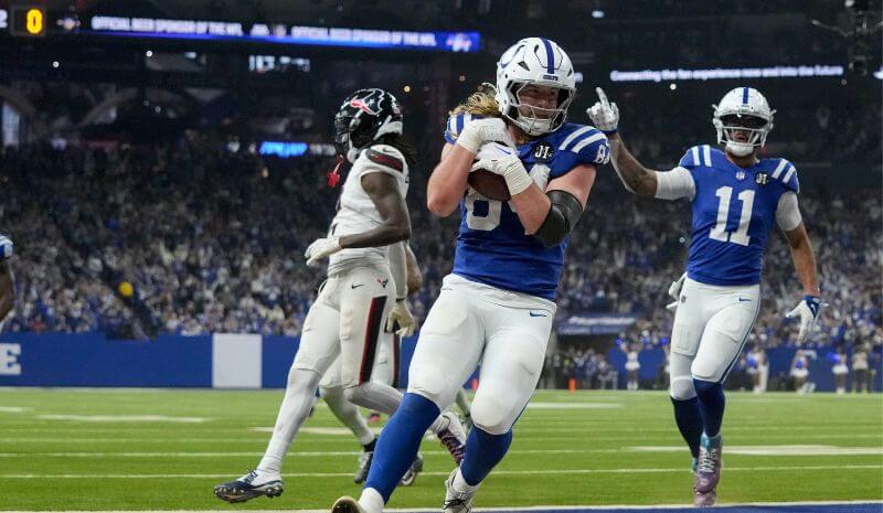 Colts tight end Tyler Warren (84) makes a catch for a touchdown.