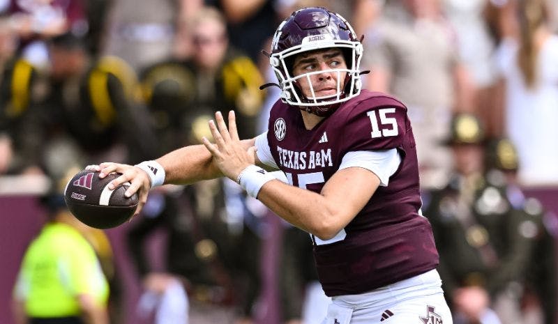  Texas A&M quarterback Conner Weigman in NCAAF action.